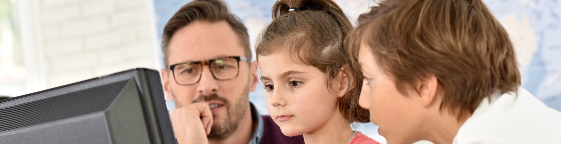 Lektor a deti počas denného počítačového tábora Macrosoft